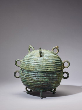 Dui (Food Container) with String Design
Eastern Zhou dynasty, Warring States period (ca. 475—256 BCE) Bronze H 21.7 × W 24.4 × Ø 18.6 cm HKU.B.1955.0173